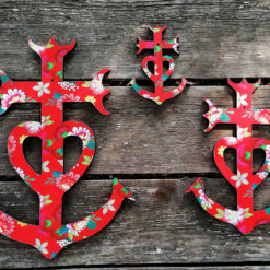 Croix de Camargue revisitée au couleur du sud et de la gaité. Fabriquée en France dans le Gard par des créatrices artisans